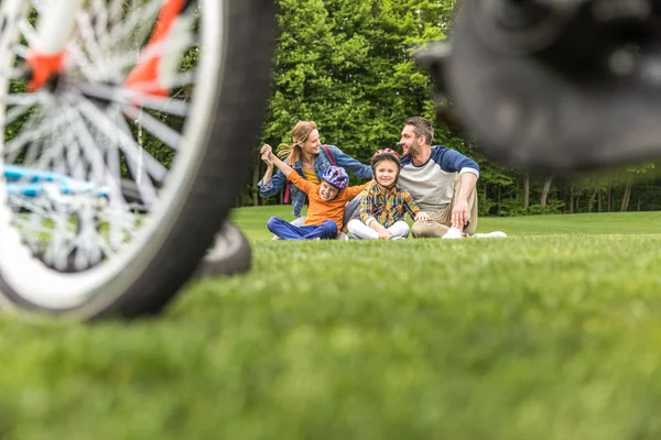 Family sitting in park — Free Stock Photo
