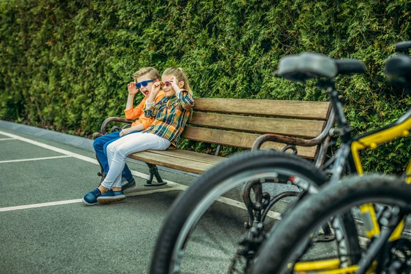 Broers en zussen zitten op bankje — Gratis stockfoto