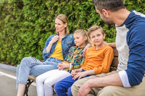 Familie zit in het park — Stockfoto