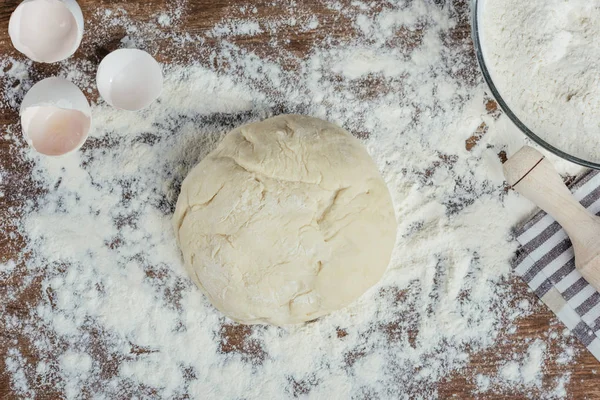 Dough with rolling pin — Stock Photo, Image