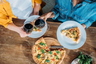 Kadınlar şarap ve pizza