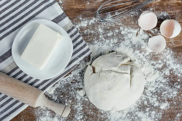 Dough with rolling pin — Stock Photo, Image