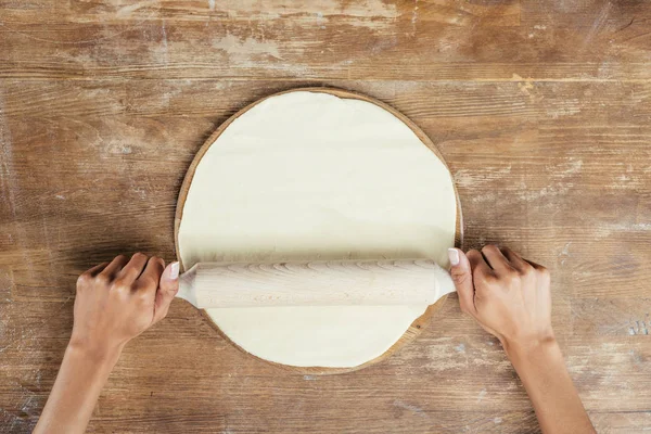 Руки прокатки тісто — стокове фото