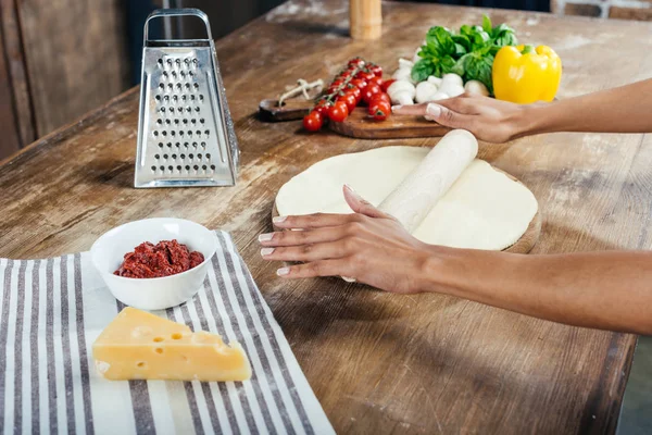 Woman rolling dough — Stock Photo, Image