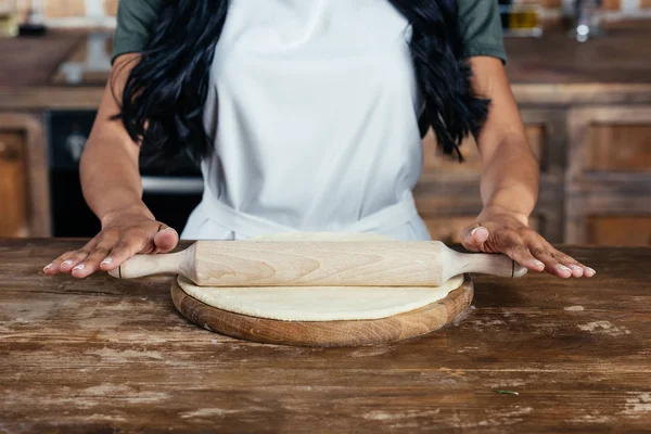 Mujer rodando masa — Foto de Stock