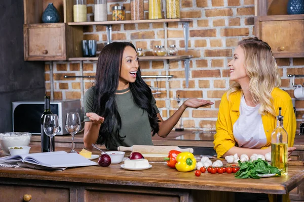 Mujeres cocinando en la cocina — Foto de Stock