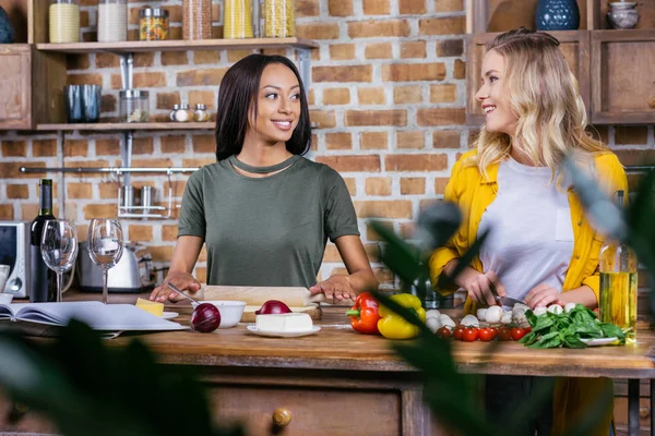 Mulheres cozinhar na cozinha — Fotografia de Stock