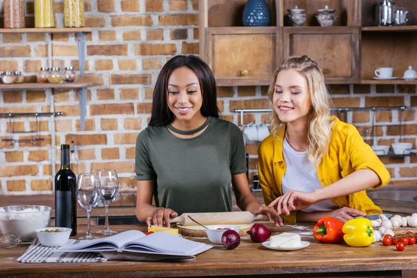 Vrouwen koken in de keuken — Stockfoto