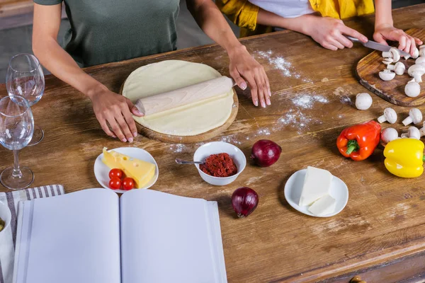 Women cooking pizza — Stock Photo, Image