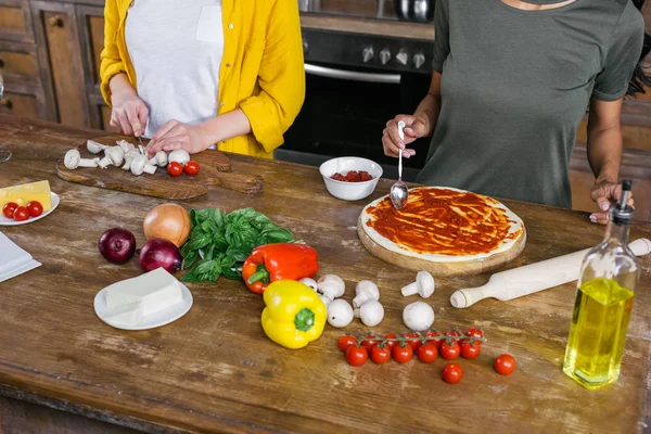 Vrouwen koken pizza — Stockfoto