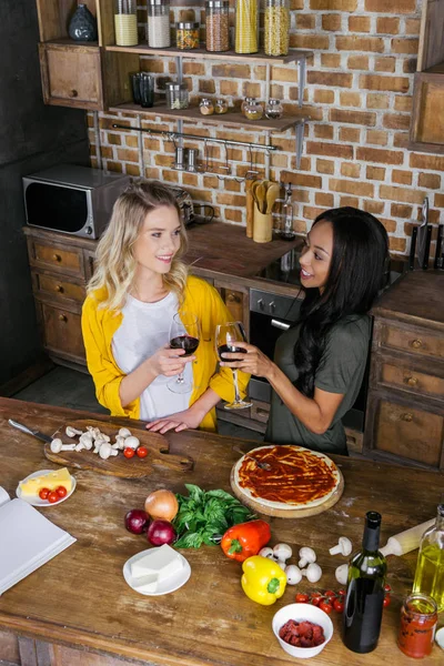 Multi-etnisch vrouwen koken — Stockfoto