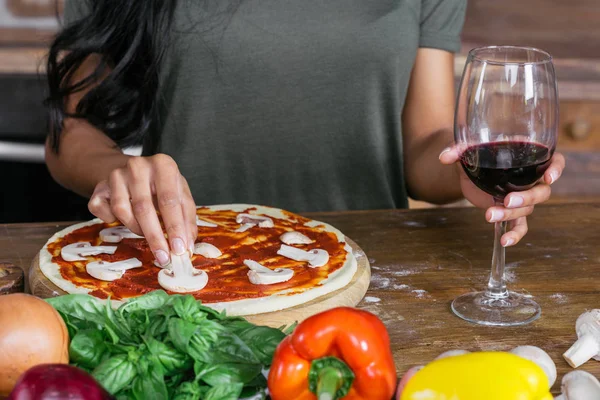 Žena vaření pizza — Stock fotografie