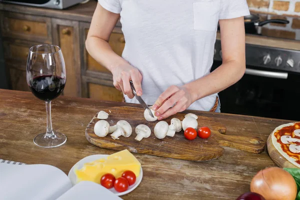 Kvinnan matlagning pizza — Stockfoto