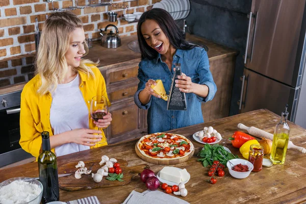 Nők, pizza előkészítése — Stock Fotó