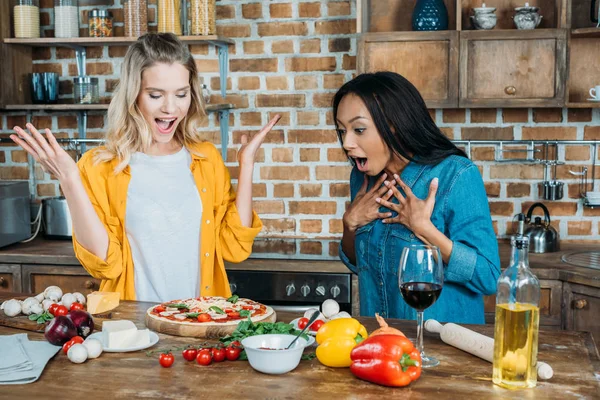 Vrouwen koken pizza — Stockfoto