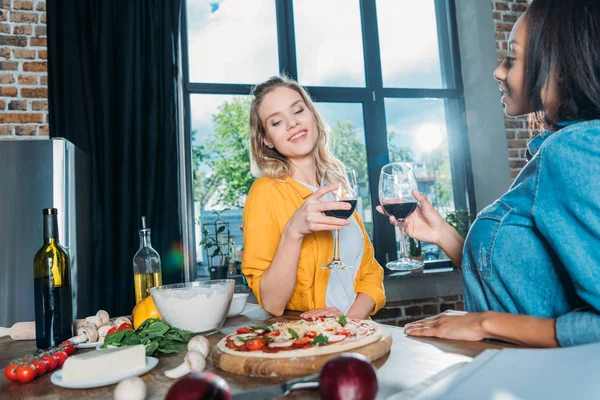 Mujeres multiétnicas en la cocina — Foto de Stock