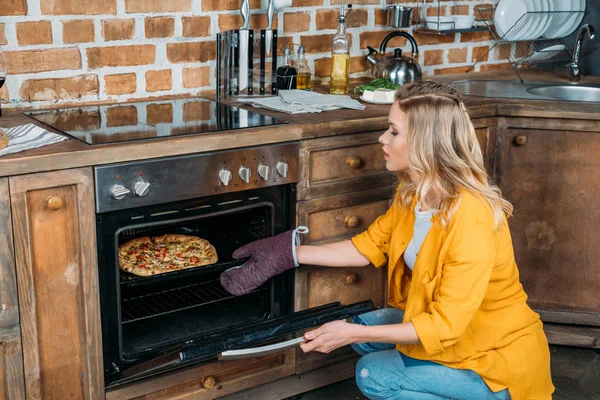 Woman cooking pizza — Stock Photo, Image