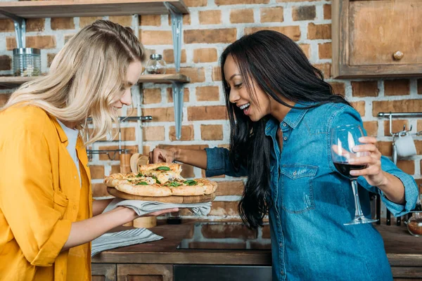 Mujeres multiétnicas con pizza — Foto de Stock