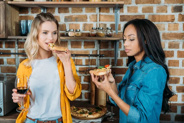 Multietniskt kvinnor med pizza — Stockfoto
