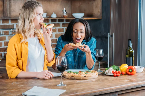 Multietniskt kvinnor med pizza — Stockfoto