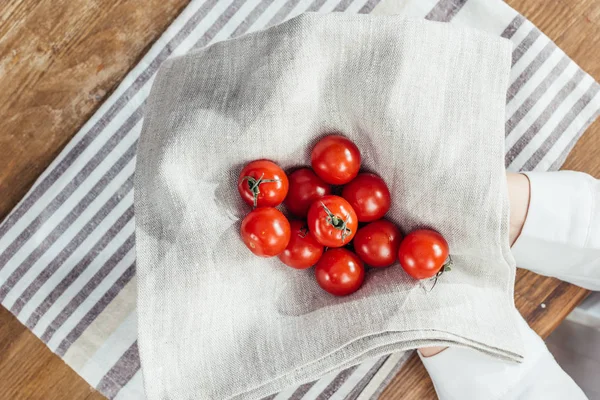 Tomates cereja em mãos — Fotografia de Stock