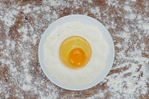 Flour and raw egg — Stock Photo, Image