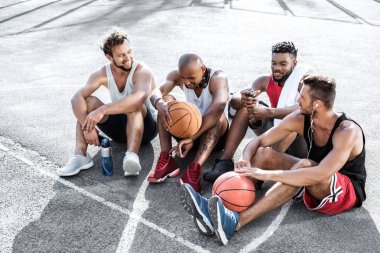 Sahada basketbol oyuncuları