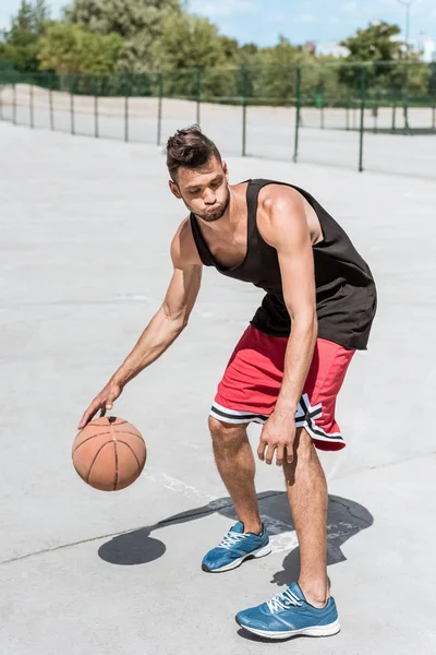 Basketspelare med boll — Stockfoto