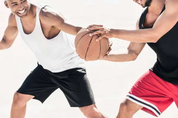 Mannen spelen basketbal — Stockfoto