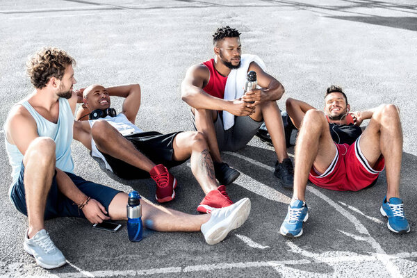 мультиэтнические мужчины при дворе
