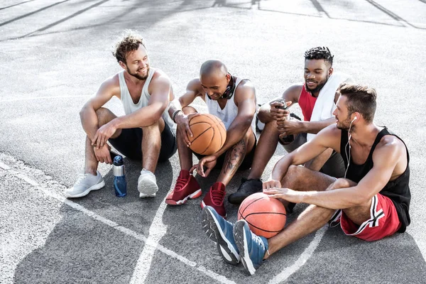 Jugadores de baloncesto en pista — Foto de Stock