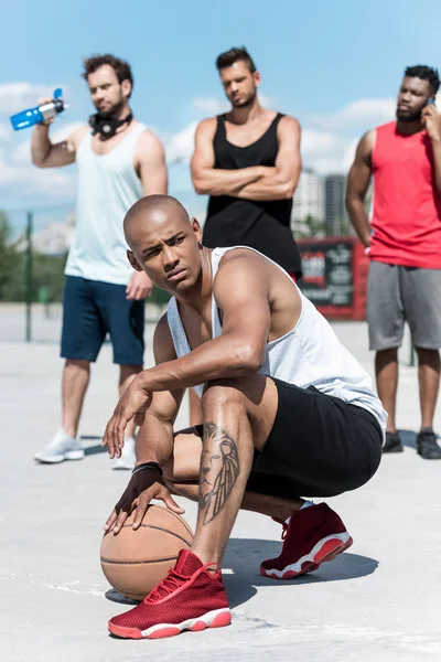 Multicultural basketball team — Free Stock Photo