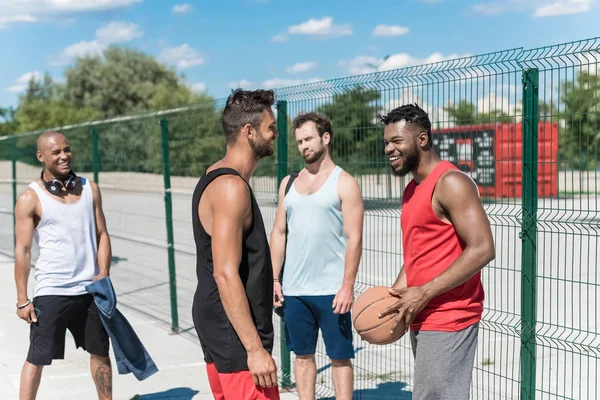 Multicultural basketball players — Free Stock Photo