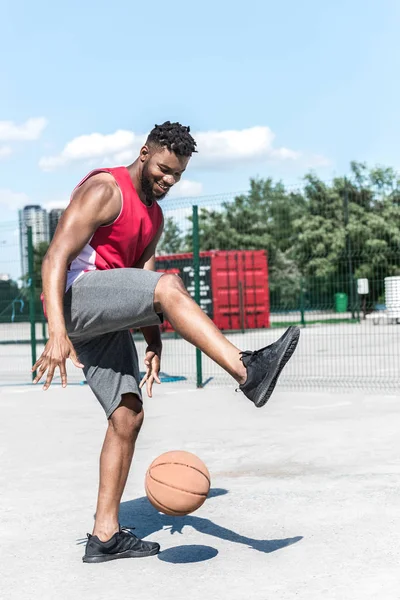 Афроамериканский баскетболист — стоковое фото