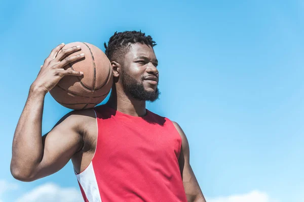 Homem com bola de basquete — Fotografia de Stock