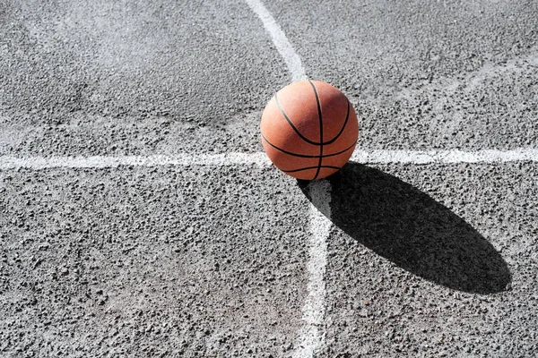 Pelota de baloncesto en pista — Foto de Stock