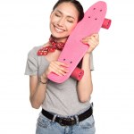 Donna asiatica con skateboard