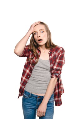 Şok olmuş genç bayan.