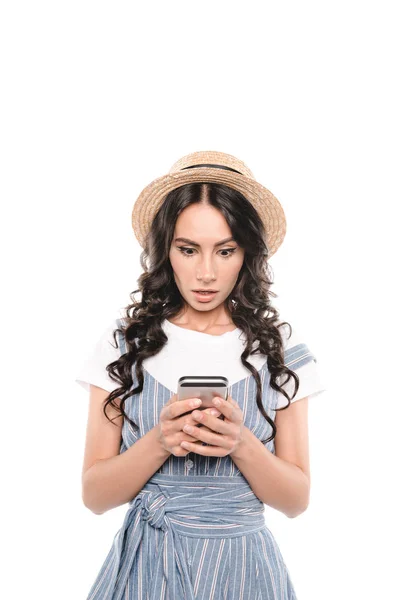 Mujer conmocionada con teléfono inteligente — Foto de Stock