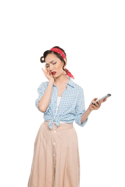 Aziatische vrouw met smartphone en hoofdpijn — Gratis stockfoto