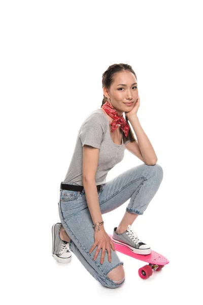 Азиатка со скейтбордом — стоковое фото