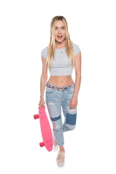 Jonge vrouw met skateboard — Stockfoto
