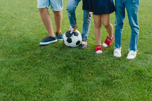 Niños de pie con pelota de fútbol — Foto de Stock