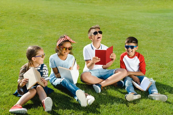 Enfants lisant des livres dans le parc — Photo