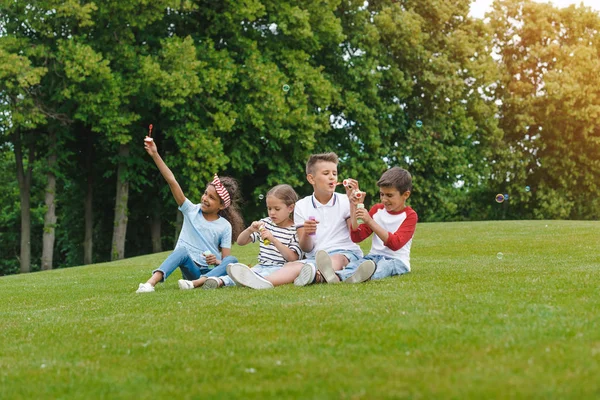 Niños soplando burbujas de jabón — Foto de Stock