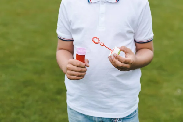 Хлопчик грає з мильними бульбашками — стокове фото