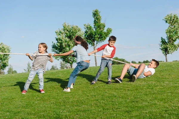 Barn leker dragkamp — Stockfoto