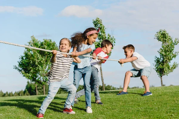 Niños jugando tirón de la guerra —  Fotos de Stock