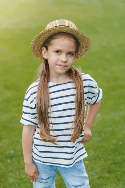 麦わら帽子でかわいい女の子 — ストック写真