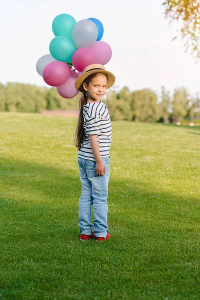 Ragazza con palloncini colorati nel parco — Foto Stock